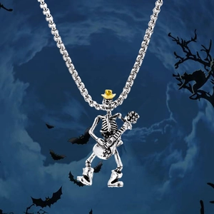 Collier gothique crâne jouant de la guitare avec chapeau doré sur fond de nuit sombre