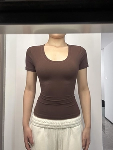 Slim fit U-neck short sleeve T-shirt in dark brown skin-friendly ribbed fabric