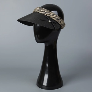 Visière de soleil tressée noire élégante pour femme avec nœud et détail en perle