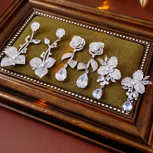 Drei Paar Blumen-Ohrringe mit Zirkonia-Tropfen auf Vintage-Samt in Silber-Finish