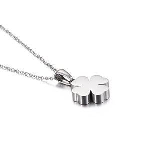 Collana in acciaio inossidabile lucido argento con pendente a trifoglio spesso