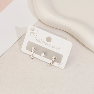 Ensemble de trois boucles d'oreilles en acier argenté avec feuille d'érable et zircon