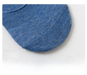 Detailansicht der flachen verstärkten Nähte und Strickstruktur bei blauen Baumwollsocken