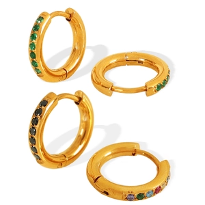 Ensemble de boucles d'oreilles huggie plaqué or 18K avec cristaux verts et noirs