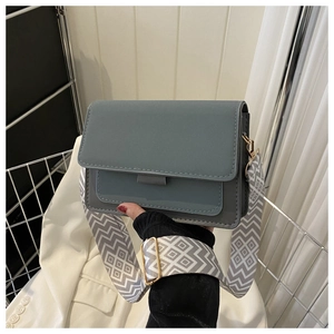 Borsa a tracolla in pelle grigio-blu con ampia tracolla geometrica e dettagli dorati