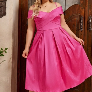 Détail d'une robe longue en satin rose fuchsia grande taille avec encolure croisée