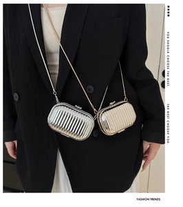 Kleine acryl box crossbody tas voor dames met metalen ketting en stijlvol streepontwerp.