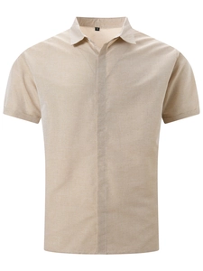Vista dettagliata della camicia casual in lino a maniche corte con abbottonatura nascosta