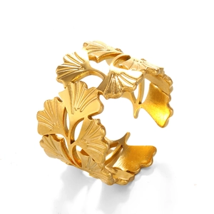 Bague ajustable en acier inoxydable doré avec un design délicat de feuilles de ginkgo