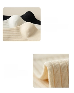 Détail de la texture en maille côtelée et du talon renforcé des chaussettes en coton