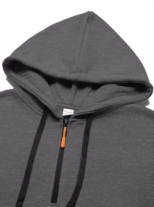 Detail eines grauen Hoodies mit Polyester-Textur und orangefarbenem Reißverschluss
