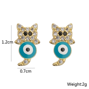 Detailansicht der 1,2 cm x 0,7 cm Katzen-Ohrstecker mit Zirkon und Evil-Eye-Motiv