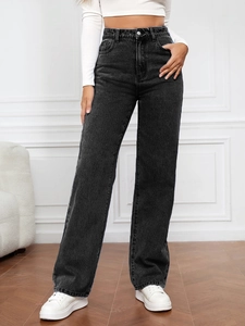 Texture détaillée du jean délavé à taille haute sur un mannequin dans une pièce