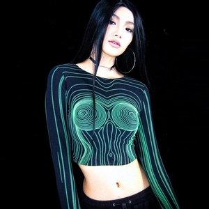 Gros plan du t-shirt court ajusté avec imprimé contour vert fluo sur tissu noir mat