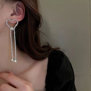 Élégantes boucles d'oreilles pendantes cœur avec strass scintillants en fini argenté