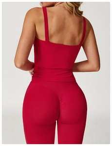 Vue arrière de l'ensemble yoga rouge avec legging galbant et brassière de sport