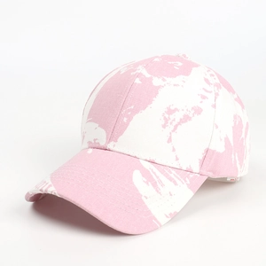 Vue détaillée des motifs tie-dye rose et blanc sur la calotte d'une casquette en coton