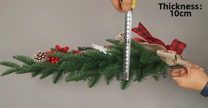 Détail montrant l'épaisseur de 10cm de cette décoration de Noël en aiguilles de pin
