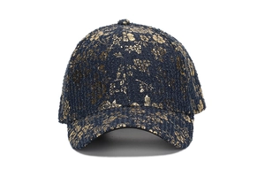 Dettaglio del cappello blu navy con ricami floreali dorati e trama in rilievo