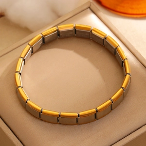 Nahaufnahme eines zweifarbigen Italian Charm Bracelets aus poliertem Gold und Edelstahl