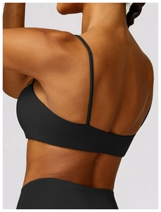 Detail eines schwarzen Sport-BHs mit dünnen Trägern und offenem Rückendesign