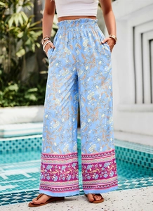 Détail de la taille élastique d'un pantalon large à fleurs bleues pour style d'été