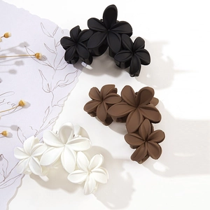 Matte Frosted Flower Hair Claw Clip For Women Resin Triple Floral Design Elegant Hair Accessory For Thick Hair