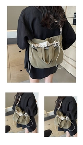 Dettaglio della borsa a secchiello in nylon verde militare con chiusura a coulisse