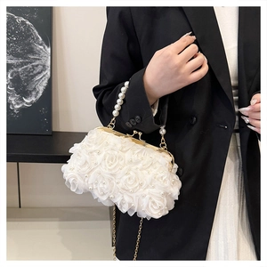 Gros plan du sac coquillage blanc avec roses en relief et poignée de perles élégante