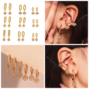 Détail des boucles d'oreilles Arbre de Vie dorées avec des zircons 5A étincelants