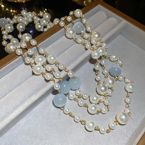 Détail du collier de perles françaises à plusieurs rangs avec chaîne dorée et opales