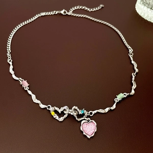 Collier cœur avec opales et émail coloré sur une chaîne argentée texturée