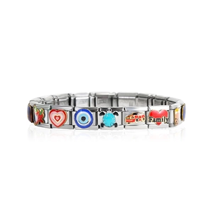 Dettaglio macro del bracciale componibile italiano con ciondoli smaltati e scritte Family