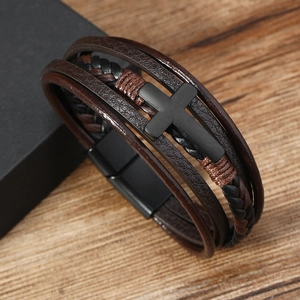 Bracciale multistrato in pelle da uomo con croce nera e chiusura magnetica