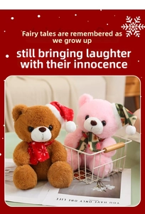 Détail d'ours en peluche de Noël assis avec chapeaux de fête et écharpes assorties