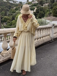 Elegante completo due pezzi giallo pallido con top a balze e gonna lunga stile francese