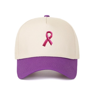 Detaillierte Stickerei einer rosa Schleife auf einer zweifarbigen Baseballkappe mit Nähten