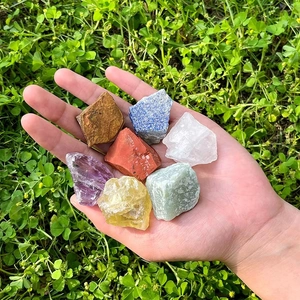 Natürliches Rohkristall-Steine Set mit Amethyst und Rosenquarz in der Handfläche gehalten