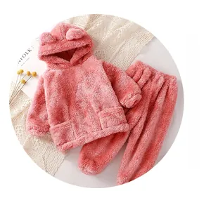Détail de pyjama enfant en flanelle rose avec oreilles d'ours et texture pelucheuse