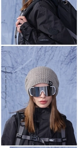 Détails du bonnet en tricot gris avec veste d'extérieur classique sous la neige hivernale