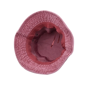 Vista interna del cappello alla pescatora lavato con dettagli su fodera e cuciture resistenti
