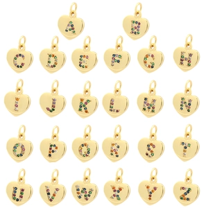 Set di 26 ciondoli a cuore dorati con lettere dell'alfabeto A-Z in zirconi colorati