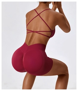 Détail du short de yoga sans couture bordeaux avec brassière de sport à dos croisé