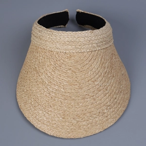 Detailansicht eines Raffia-Sonnenschutz-Visier mit breiter Krempe und Stirnband