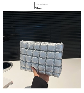 Pochette matelassée argentée avec finition métallique et texture rembourrée carrée