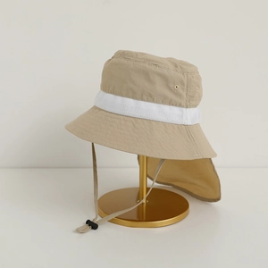 Détail du chapeau soleil kaki avec filet, rabat de cou et cordon de serrage réglable