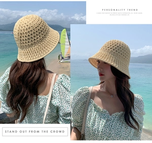 Détail d'un chapeau de soleil au crochet avec motif texturé beige respirant pour femme