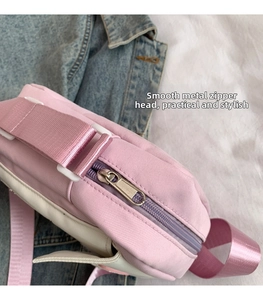 Gros plan du sac patchwork rose et blanc montrant la fermeture éclair en métal argenté