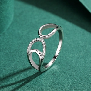 Minimalist S925 sterling silver geometric hollow ring with diamonds on green velvet