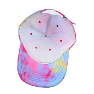 Vue intérieure d'une casquette en coton tie-dye avec doublure et sangle réglable
